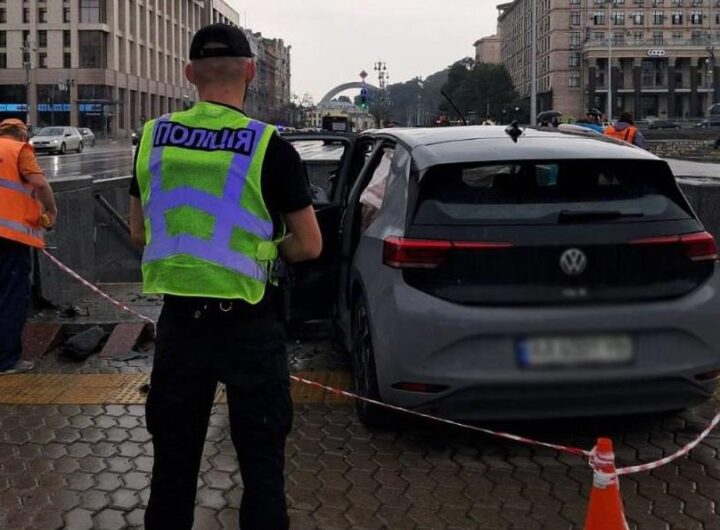 Новини Києва - У Києві електромобіль влетів у підземний перехід, водія госпіталізовано