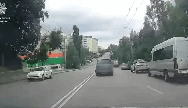 Новини України - У Рівному п'яний водій врізався в магазин, тікаючи від патрульних