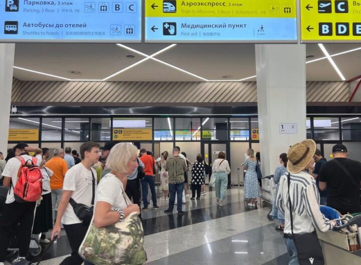 Новини світу - В аеропортах Москви триває колапс через дрони: пасажирам видають килимки