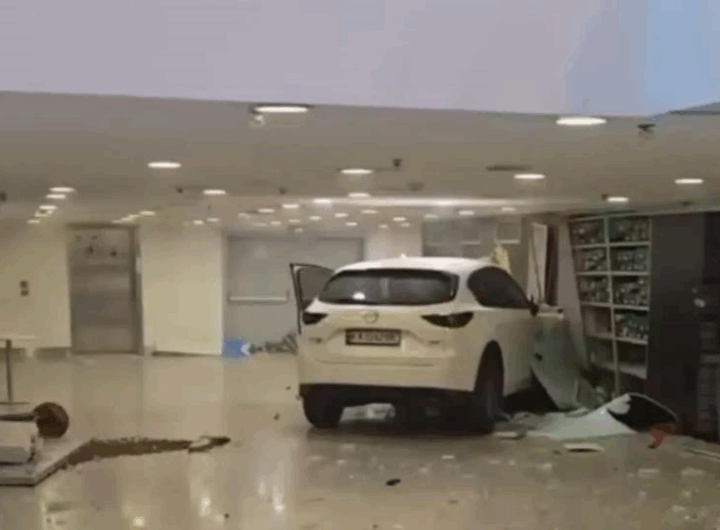 Новини Києва - Автомобіль влетів у ТРЦ Ocean Plaza в Києві