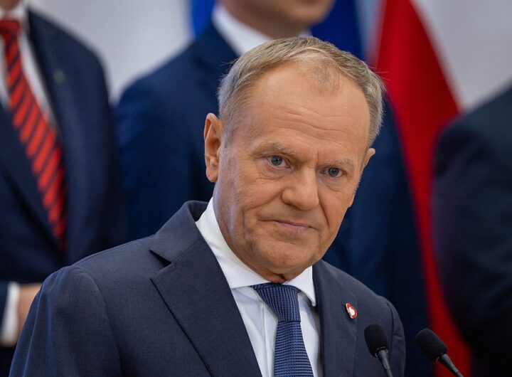 Новини світу - "Ідіоти і агенти". Туск висилає півсотні українців