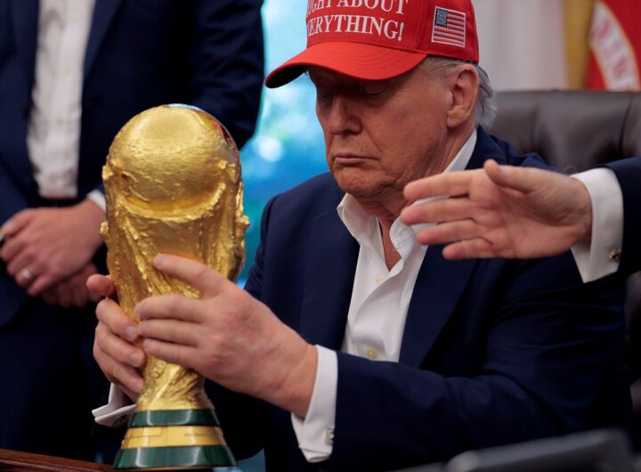 Новини світу - "Можна я залишу його собі?": Трамп не захотів віддавати кубок ЧС з футболу