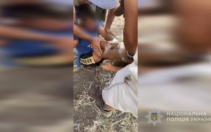 Новини України - На Одещині група людей зв'язала і катувала підлітка