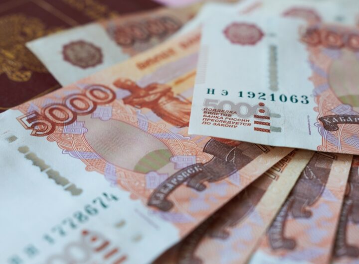 Новини бізнесу - Росіяни масово виносять готівку з банків через перебої з інтернетом