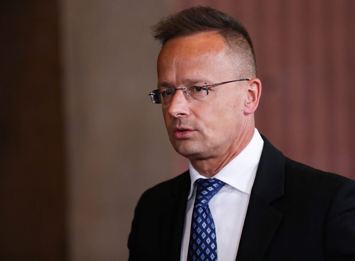 Новини світу - Сіярто звинуватив ЄС у намірах скинути уряди трьох країн
