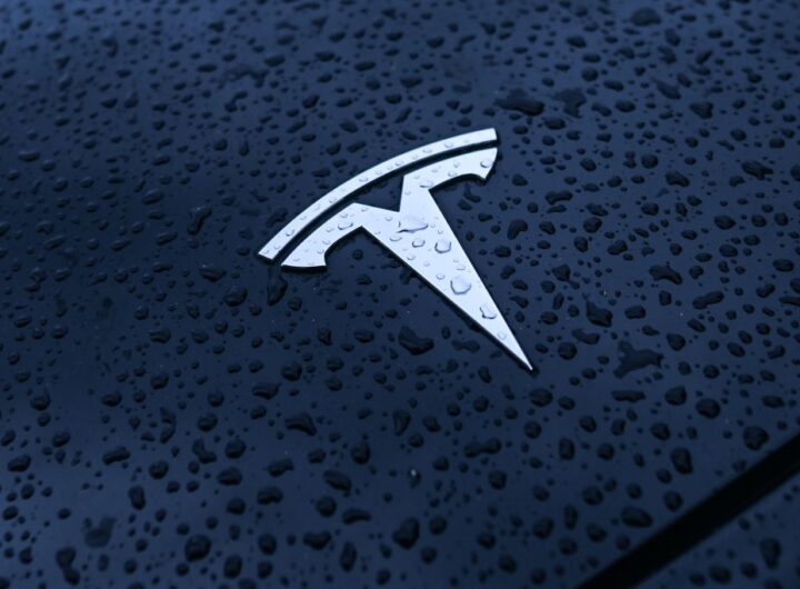 Новини бізнесу - Tesla втратила половину продажів у Британії та Німеччині