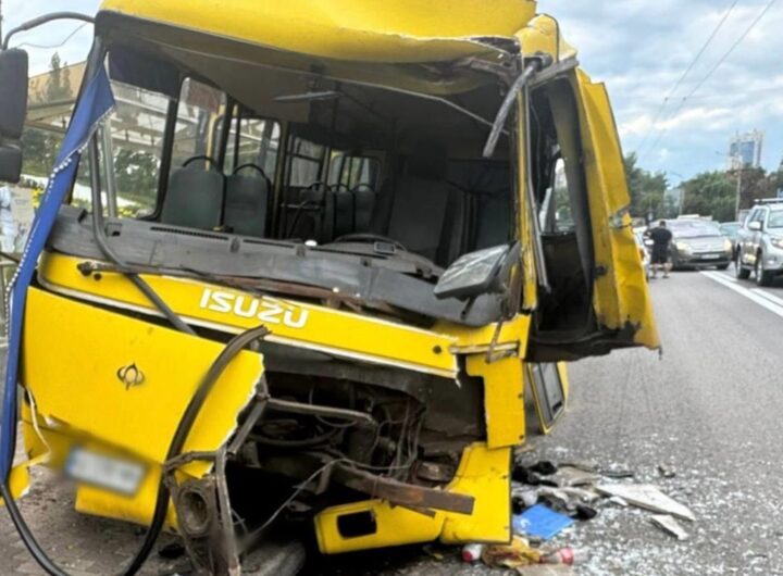 Новини Києва - В Києві маршрутка врізалася в автобус на зупинці