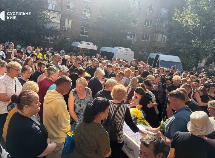 Новини Києва - В Києві проводжають в останню дворічну Ангеліну та її маму