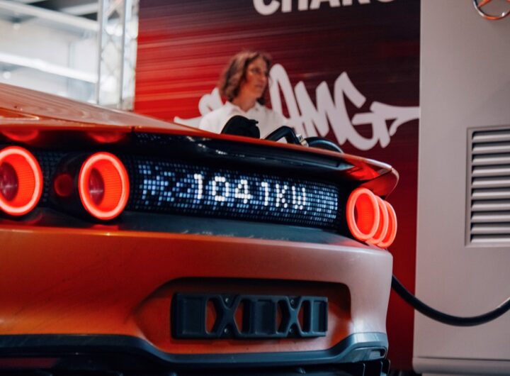 Авто новини - Mercedes AMG представила мегаватну зарядку для електромобілів
