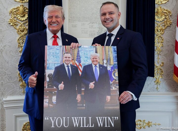 Новини світу - Навроцький показав подарунок, який отримав від Трампа