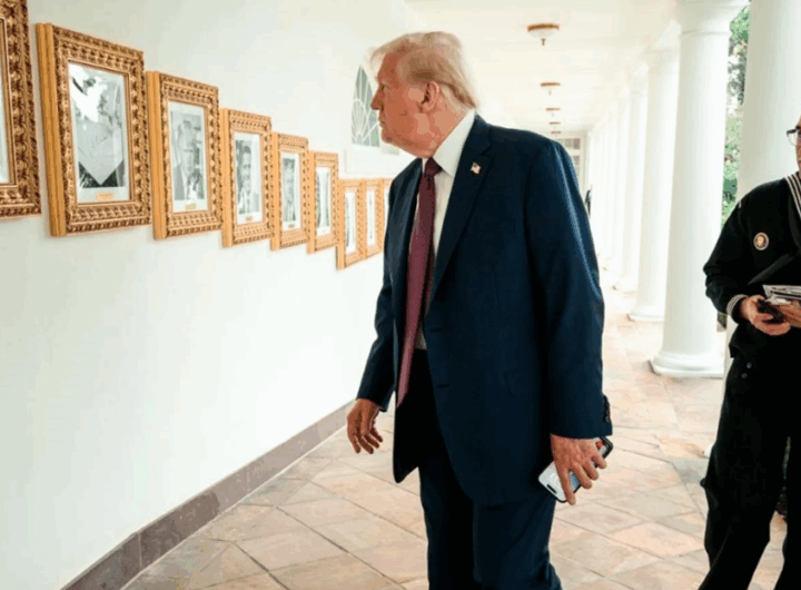 Новини світу - Трамп замінив портрет Байдена на фото апарата для автопідпису документів
