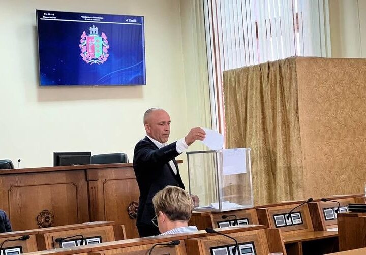 Новини України - У Чернівцях звільнили голову облради