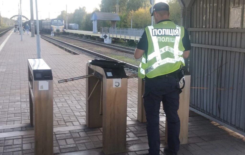 Новини Києва - У Києві підліток впав із товарного поїзда: йому відірвало ногу