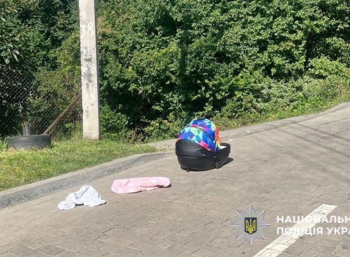 Новини України - У Львові чоловік поставив люльку з немовлям на дах авто і поїхав