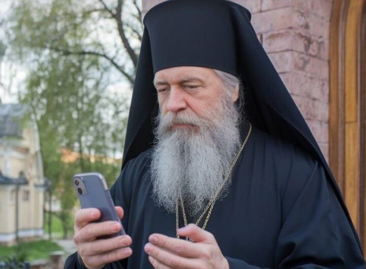 Новини світу - У РФ запустили "православний" додаток, який стежить за віруючими