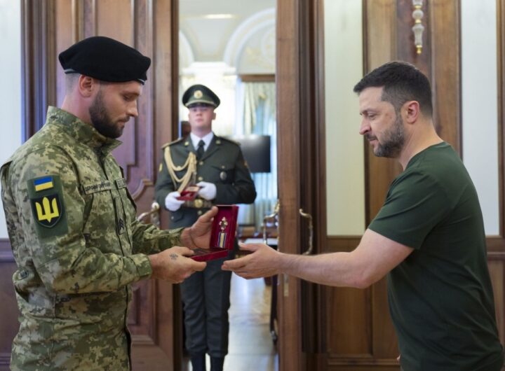 Новини України - Зеленський привітав та нагородив воїнів-танкістів