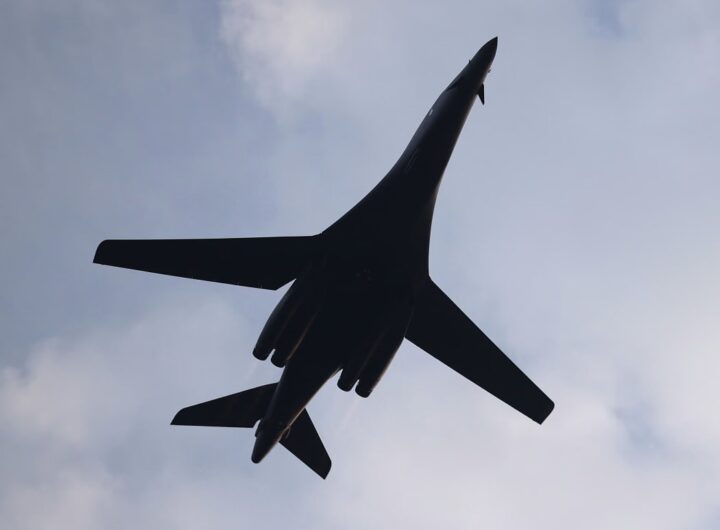 Новини світу - Бомбардувальники напоготові: Трамп заявив про наземну операцію у Венесуелі