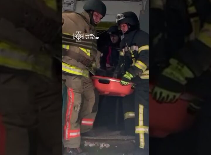 Кадри з деблокування з-під завалів тіло літнього чоловіка з будинок у Запоріжжі