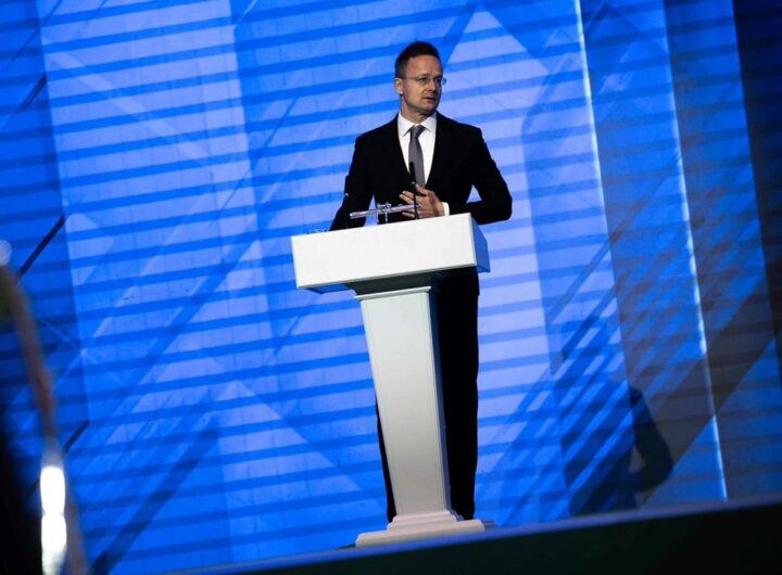 Новини світу - Голова МЗС Угорщини зробив заяву російською мовою