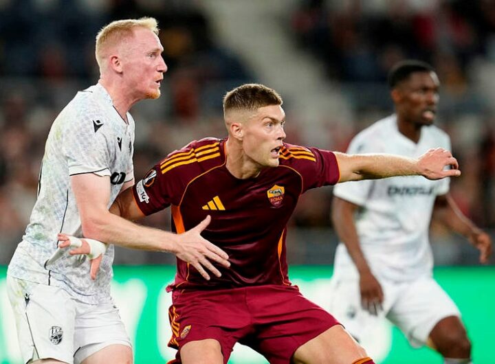 Новини спорту - Італійські ЗМІ оцінили гру Довбика після поразки Роми в Лізі Європи