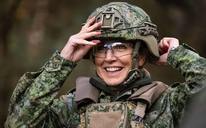 Новини культури - Королева Нідерландів Максима пройшла військові навчання