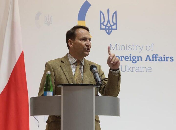 Новини України - Сікорський прибув з візитом в Україну