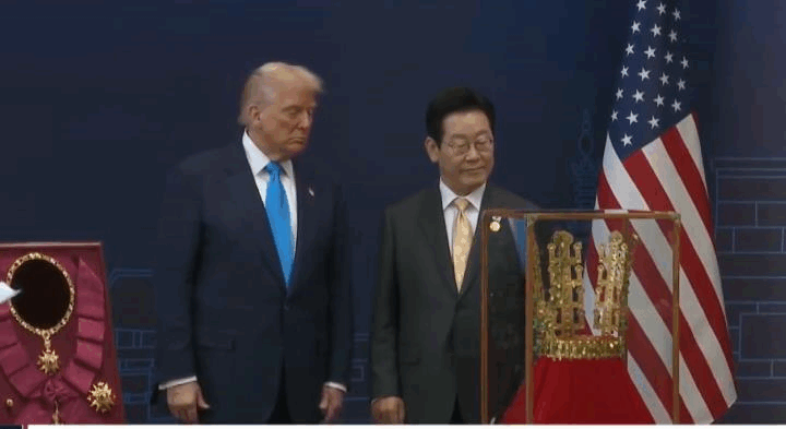 Новини світу - Трамп у Південній Кореї отримав копію золотої корони і найвищу нагороду