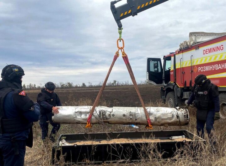 Новини України - Тубус з нерозірваними авіаракетами РФ виявили в полі на Харківщині