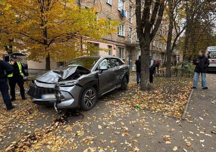 Новини Києва - У Києві авто після ДТП вилетіло на тротурар, постраждали діти