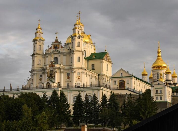 Новини України - В Почаївській лаврі проводять обшуки
