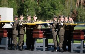Новини України - В Україні ухвалили закон про перепоховання загиблих військових
