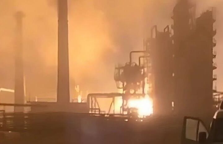 Новини бізнесу - ЗМІ: Дрони "зупинили" роботу великого НПЗ Росії