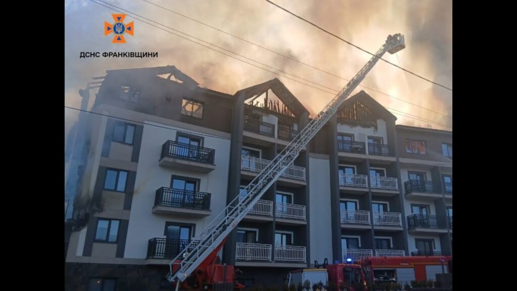 Прикарпаття: рятувальники ліквідовують масштабну пожежу в Поляниці