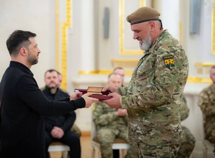 Володимир Зеленський вручив державні нагороди українським героям
