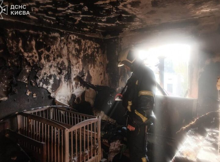 Новини Києва - Атака на Київ: рятувальник гасив власну квартиру