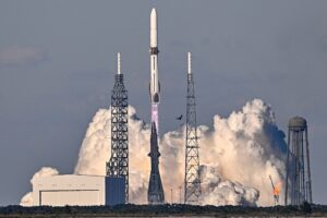 Технології - Blue Origin вперше зловила бустер ракети після запуску