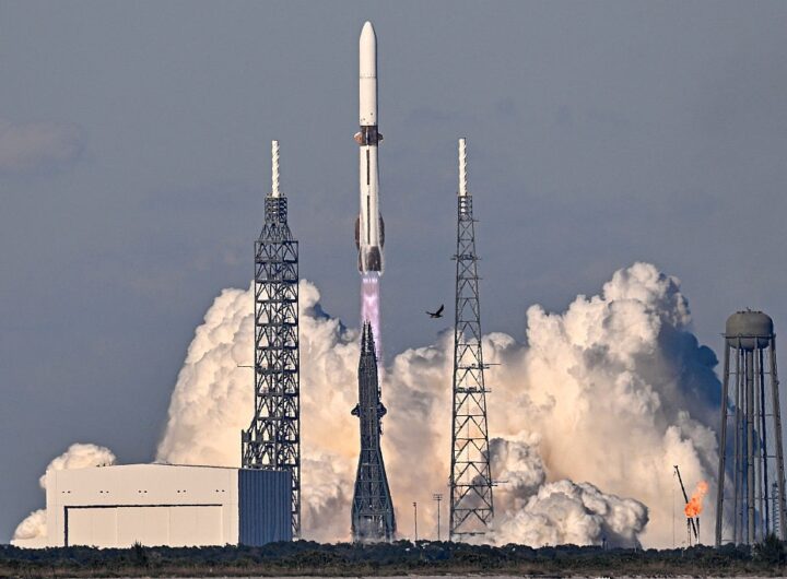 Технології - Blue Origin вперше зловила бустер ракети після запуску