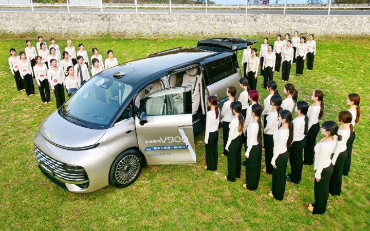 Авто новини - Китайський мінівен встановив рекорд Гіннеса, вмістивши 42 людини