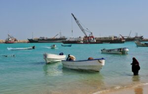 Новини світу - Невідомі зі зброєю проникли на судно неподалік узбережжя Сомалі - ЗМІ