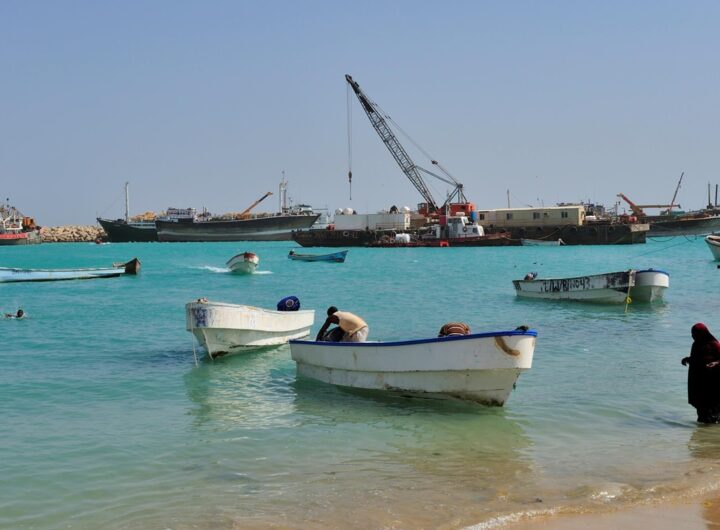 Новини світу - Невідомі зі зброєю проникли на судно неподалік узбережжя Сомалі - ЗМІ