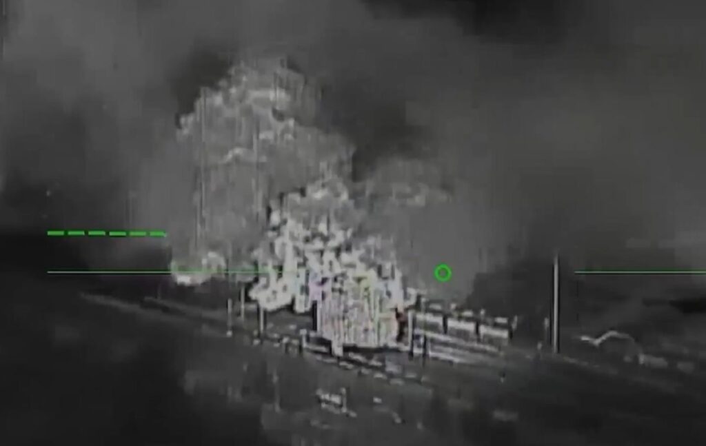 Новини України - ССО показали знищення нафтобаз росіян у Криму