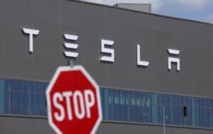 Новини бізнесу - Tesla планує виключити китайські компоненти із виробництва авто - ЗМІ