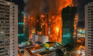 Новини світу - У Гонконзі палають кілька хмарочосів, 13 загиблих