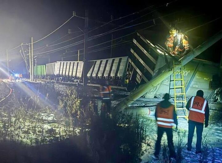 Новини світу - В Росії зруйновано залізничне полотно після сходження локомотиву