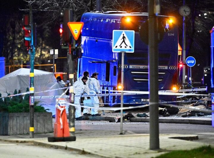 Новини світу - В Стокгольмі двоповерховий автобус врізався в зупинку з людьми: є загиблі