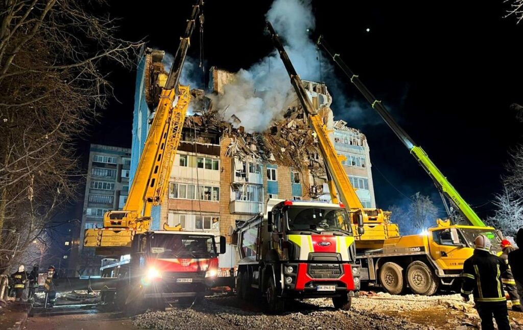 Новини України - В Тернополі продовжують розбирати завали будинку