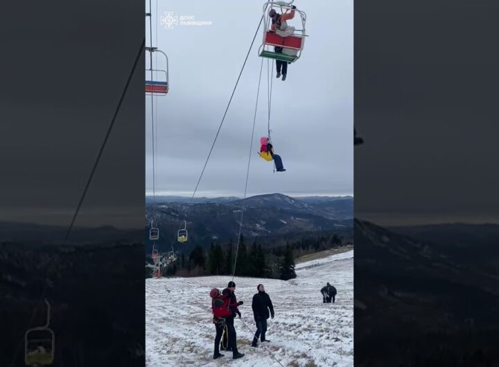 Рятувальники зняли з підйомника 78 людей, з них 39 дітей.