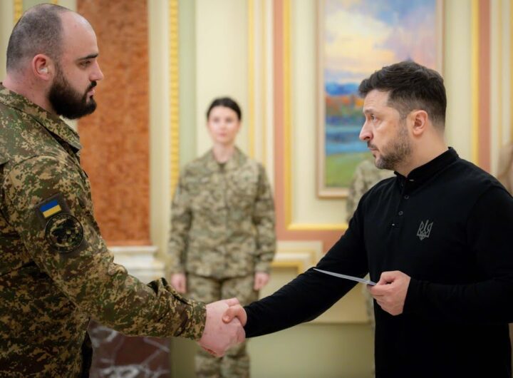 Володимир Зеленський вручив сертифікати на отримання квартир воїнам та їхнім родинам