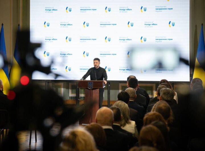 Спілкування Володимира Зеленського з медіа: дипломатія і фронт