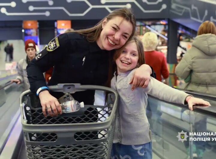 «Різдво з поліцейським»: діти разом із правоохоронцями обрали омріяні подарунки до новорічних свят